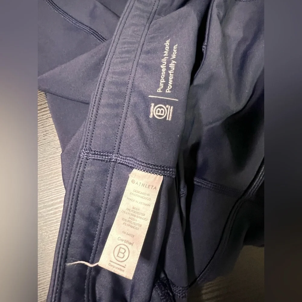 Athleta navy capri leggings yoga pants sz MT Women’s
